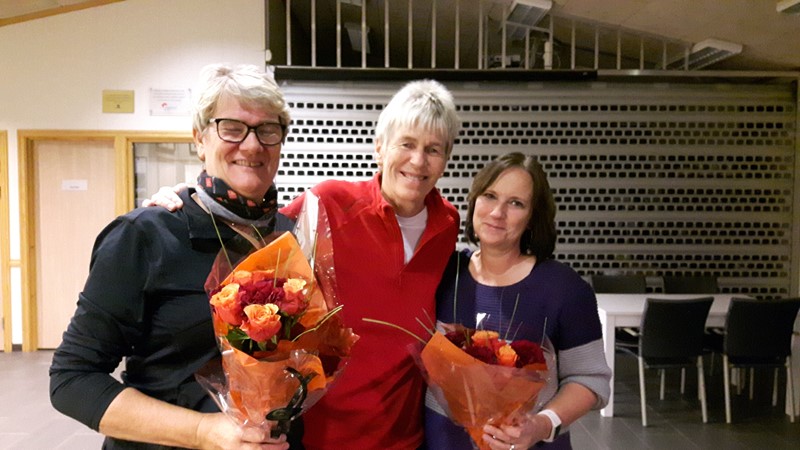 Elisabeth og Siri takket  for seg og fikk blomster