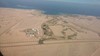 Flyfoto av Makadi  banen mitt i Ørkenen langs Rødehavets kystlinje.