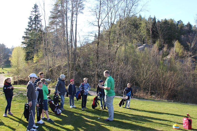 Jarle trollbinder ungdommen med golfhemmeligheter