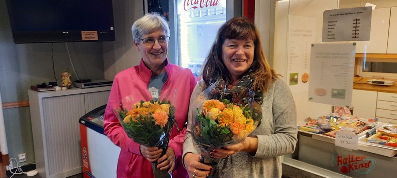 Kristin og Anne Beth fikk blomster som takk for innsatsen i styret for damegruppa.