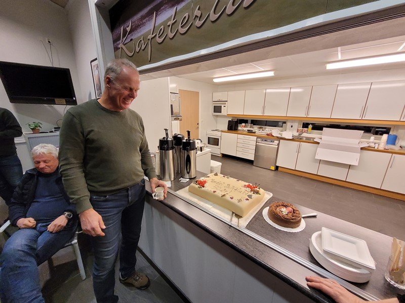 Rune poserer stolt ved kaken som markerer vår 30 års dag (foto: Alf S)
