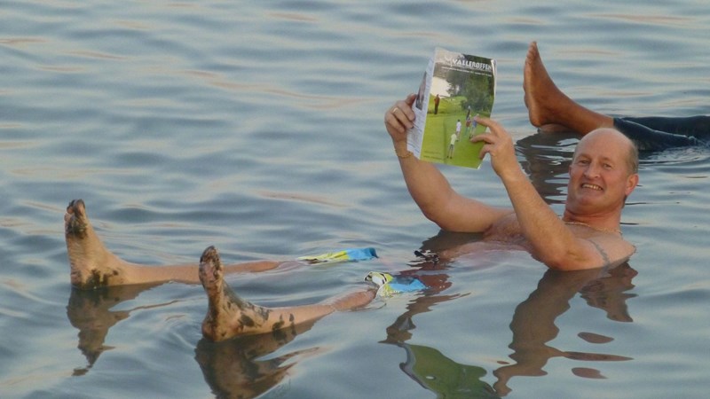 Carsten leser Vallerøffen i Dødehavet (foto C Jacobsen)