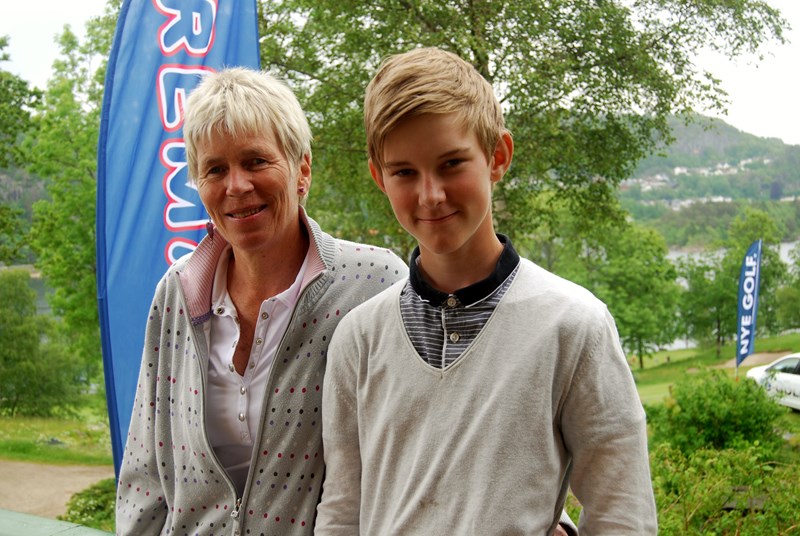 Vinnere av Gumpen Golf Open 2015 Britt Andersen og Magnus Bjørnstad (foto Per J)